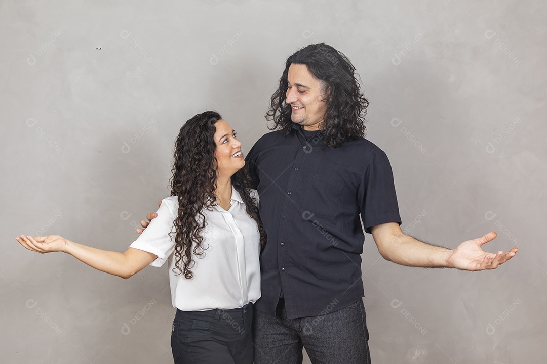 Casal apaixonados sobre fundo isolado cinza