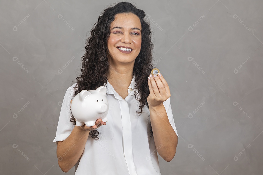 Linda mulher segurando cofrinho Conceito guardando dinheiro