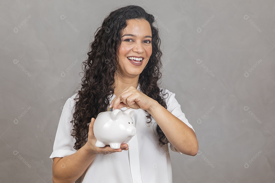 Linda mulher segurando cofrinho Conceito guardando dinheiro