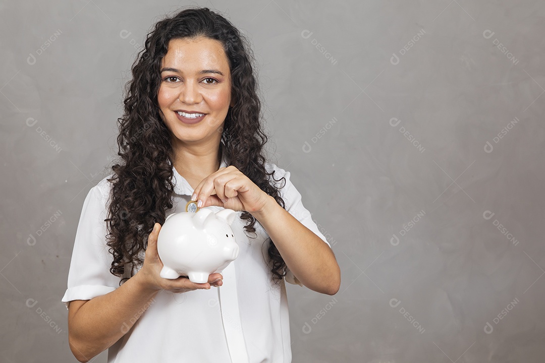 Linda mulher segurando cofrinho Conceito guardando dinheiro