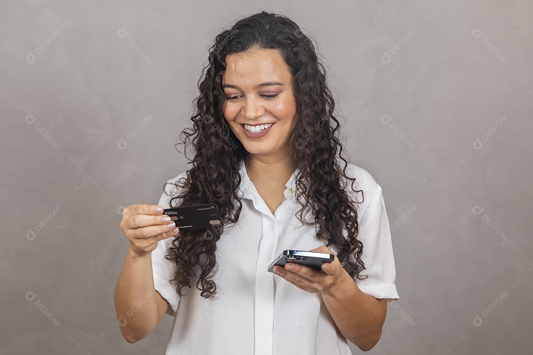 Linda mulher segurando cartão Conceito fazendo compras cartão de crédito compras online