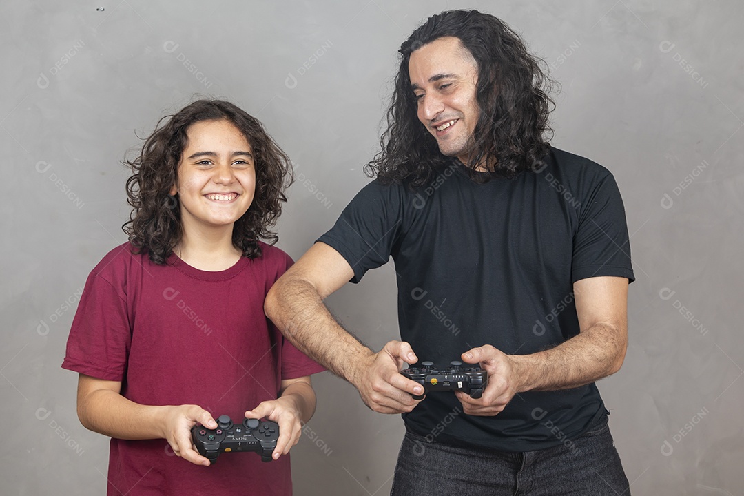 Pai e filho Jogando videogame jogo fundo isolado cinza