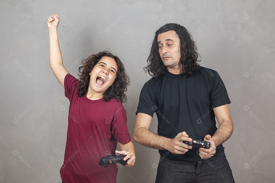 Pai e filho Jogando videogame jogo fundo isolado cinza