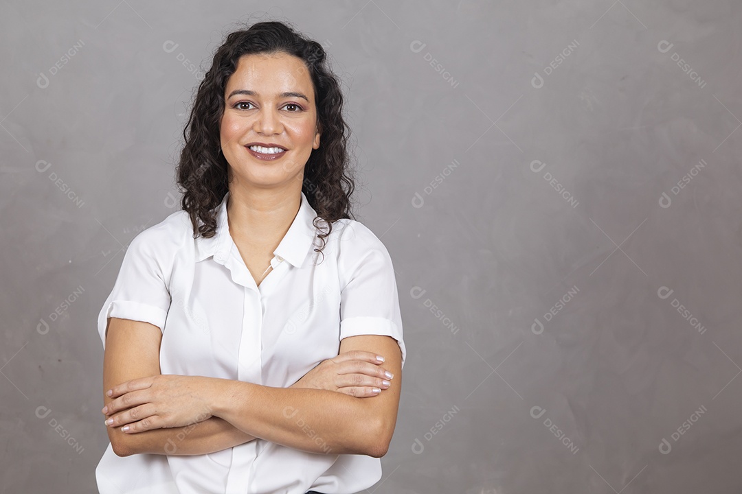 Linda mulher usando roupa branca sobre fundo cinza