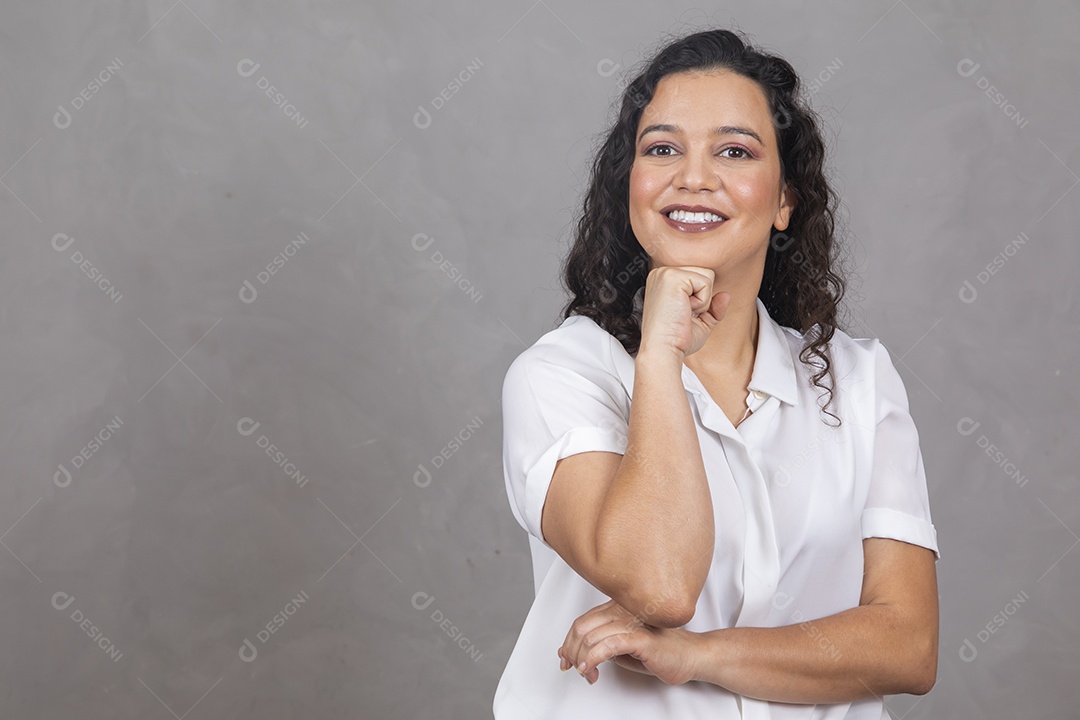 Linda mulher usando roupa branca sobre fundo cinza