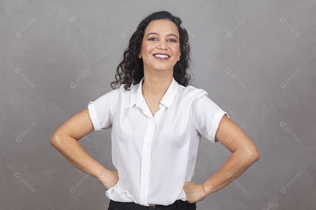 Linda mulher usando roupa branca sobre fundo cinza