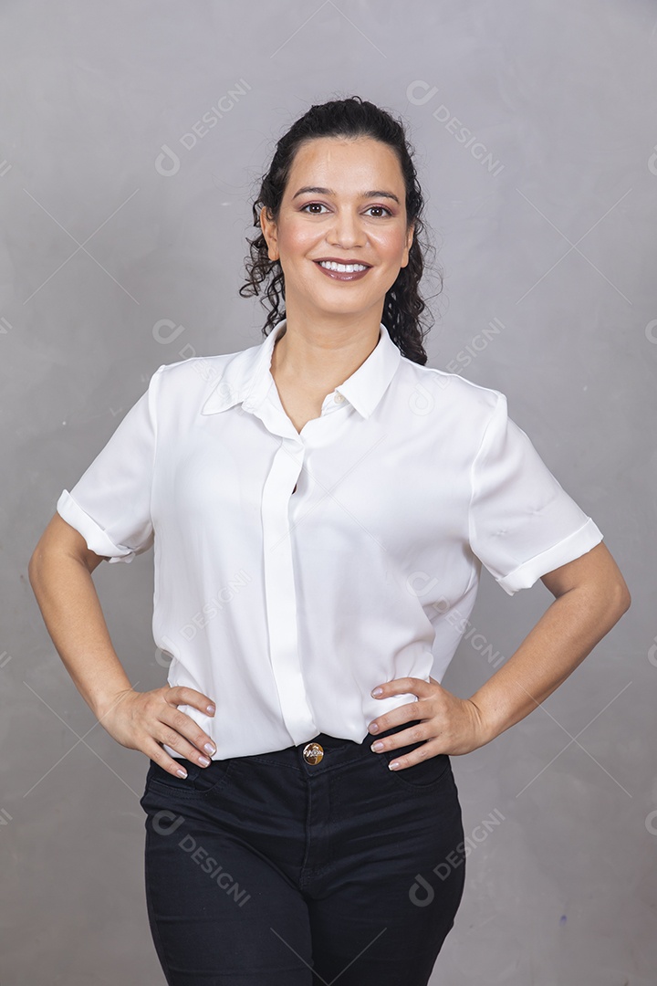 Linda mulher usando roupa branca sobre fundo cinza