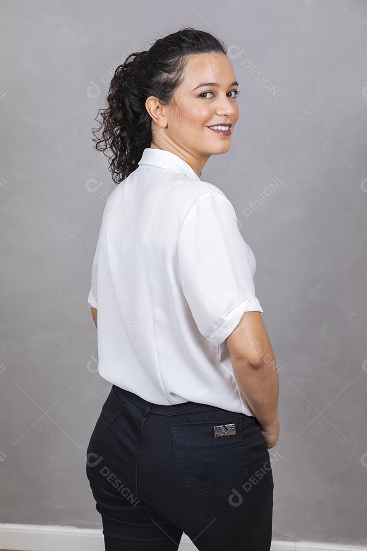 Linda mulher usando roupa branca sobre fundo cinza