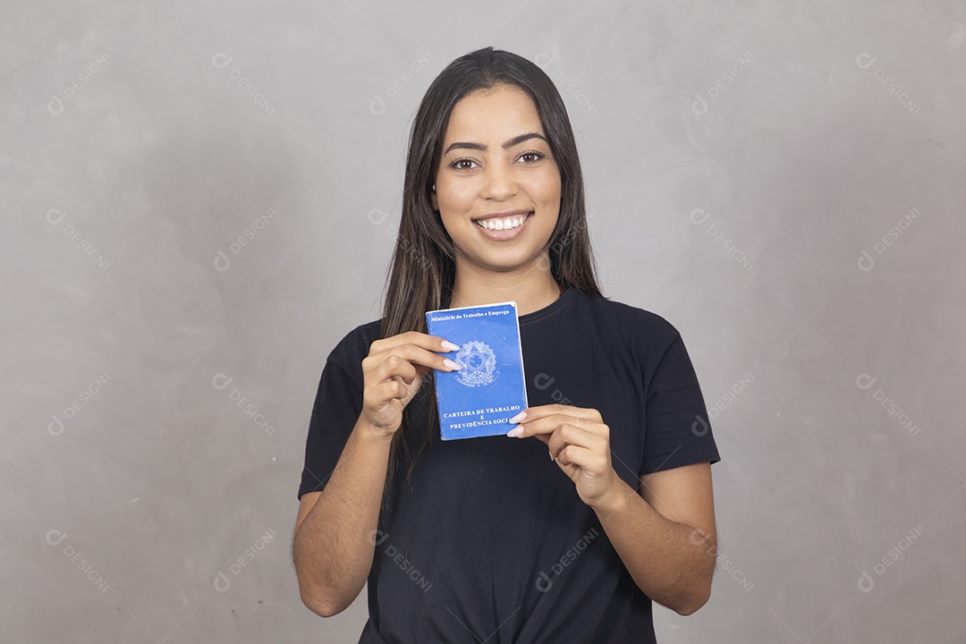 Linda mulher jovem garota sorridente segurando carteira de trabalho sobre fundo isolado cinza