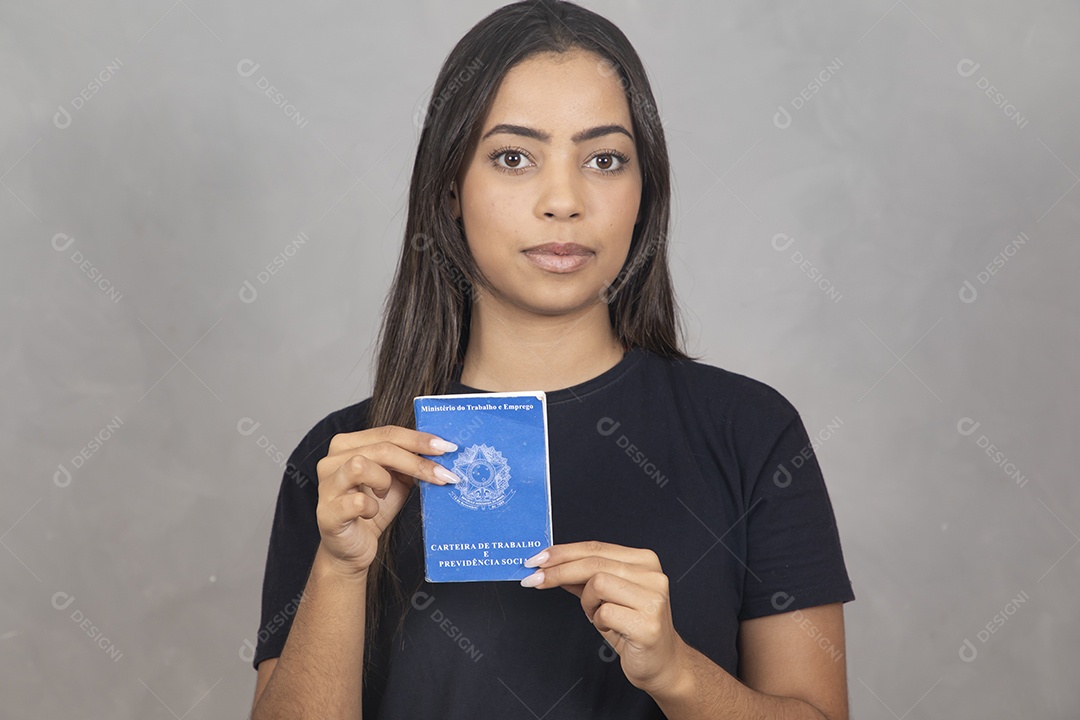 Linda mulher jovem garota sorridente segurando carteira de trabalho sobre fundo isolado cinza