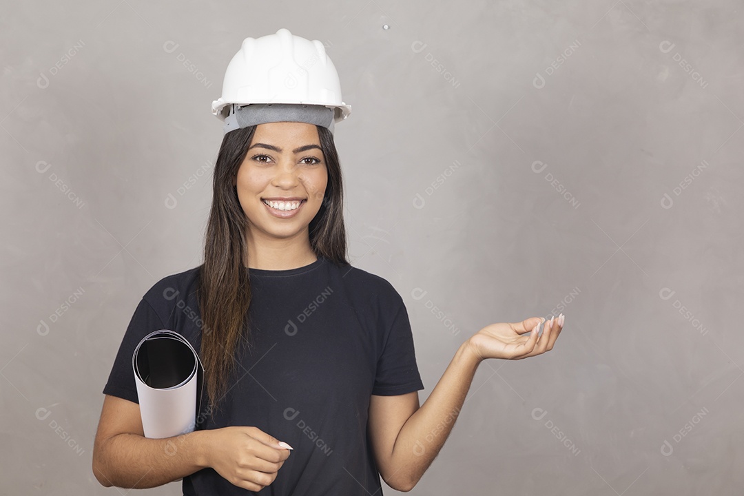 Linda mulher engenheira usando capacete branco jovem garota sorridente sobre fundo isolado cinza