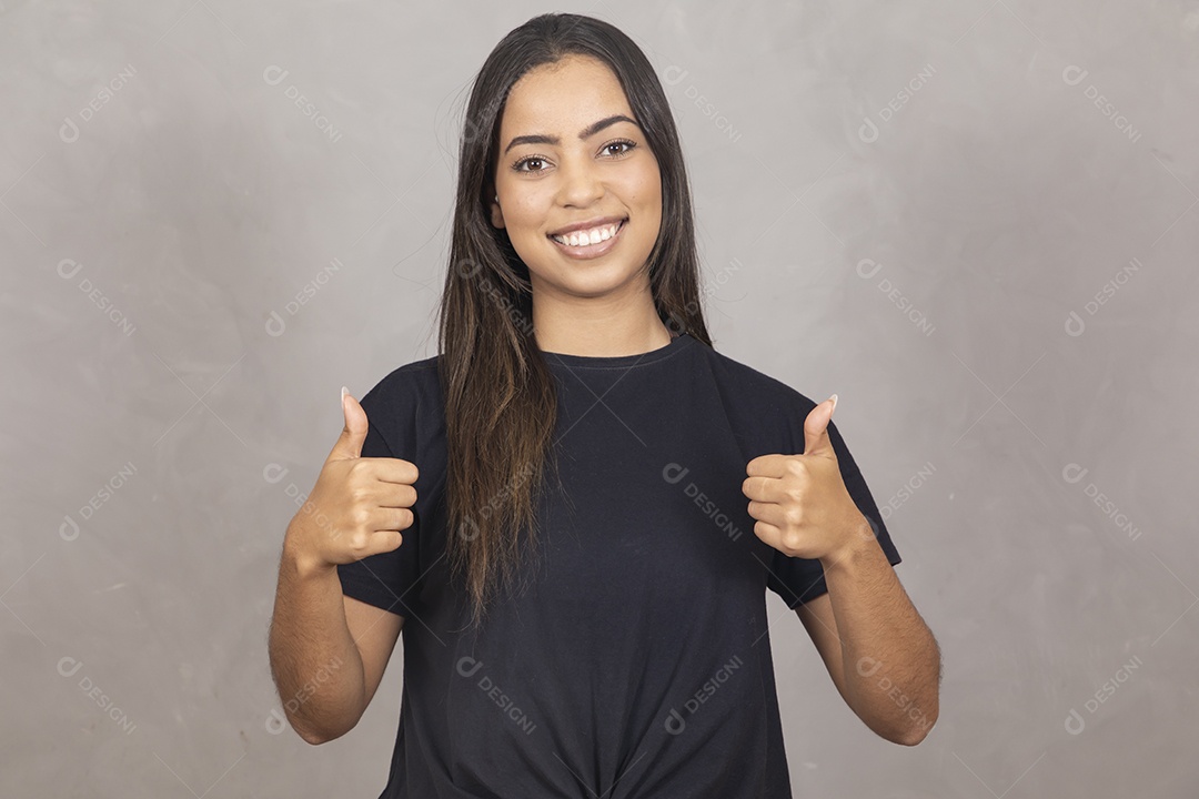 Linda mulher jovem garota sorridente fazendo gesto positividade sobre fundo isolado cinza