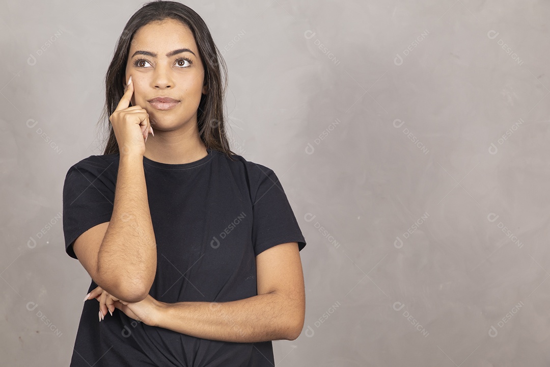 Mulher jovem de camisa preta pensativa