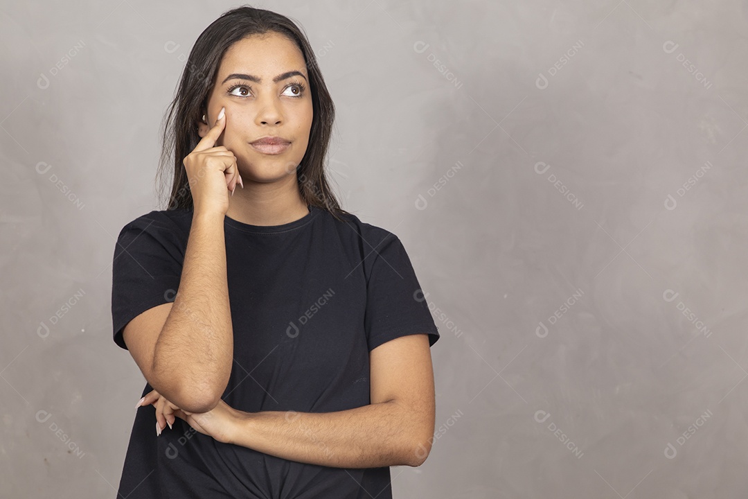 Mulher jovem de camisa preta pensativa