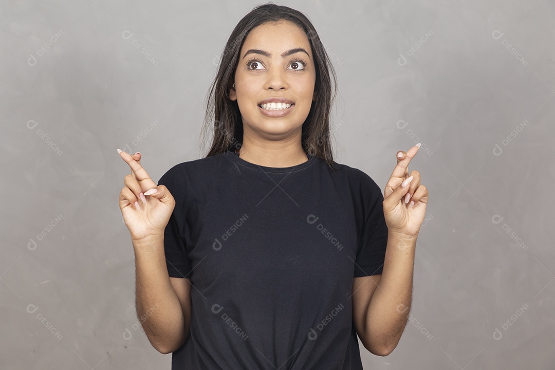Mulher jovem de camisa preta fazendo gestos