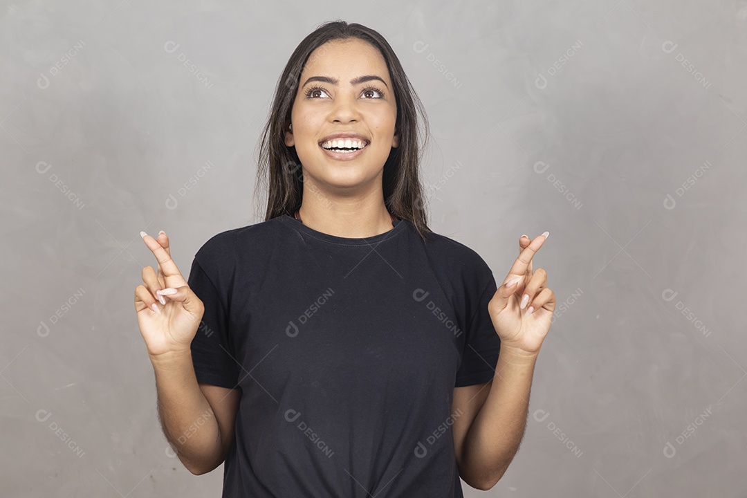 Mulher jovem de camisa preta fazendo gestos