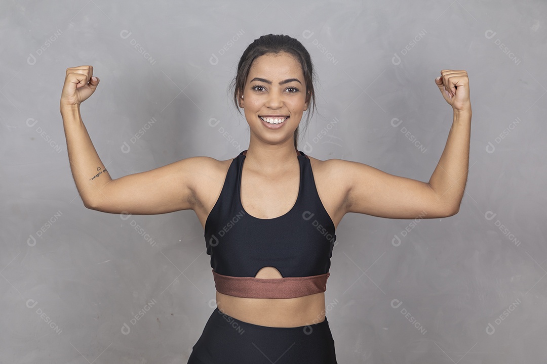 Mulher com roupas de academia fazendo alguns gestos
