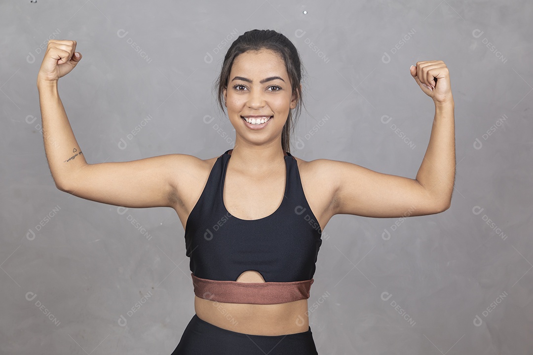 Mulher com roupas de academia fazendo alguns gestos