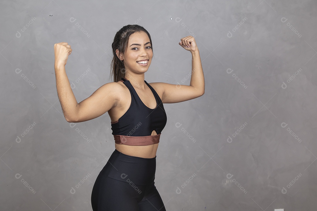 Mulher com roupas de academia fazendo alguns gestos