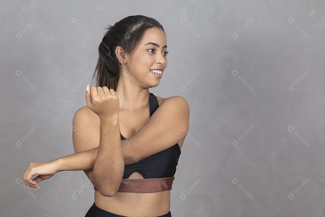 Mulher com roupas de academia se alongando