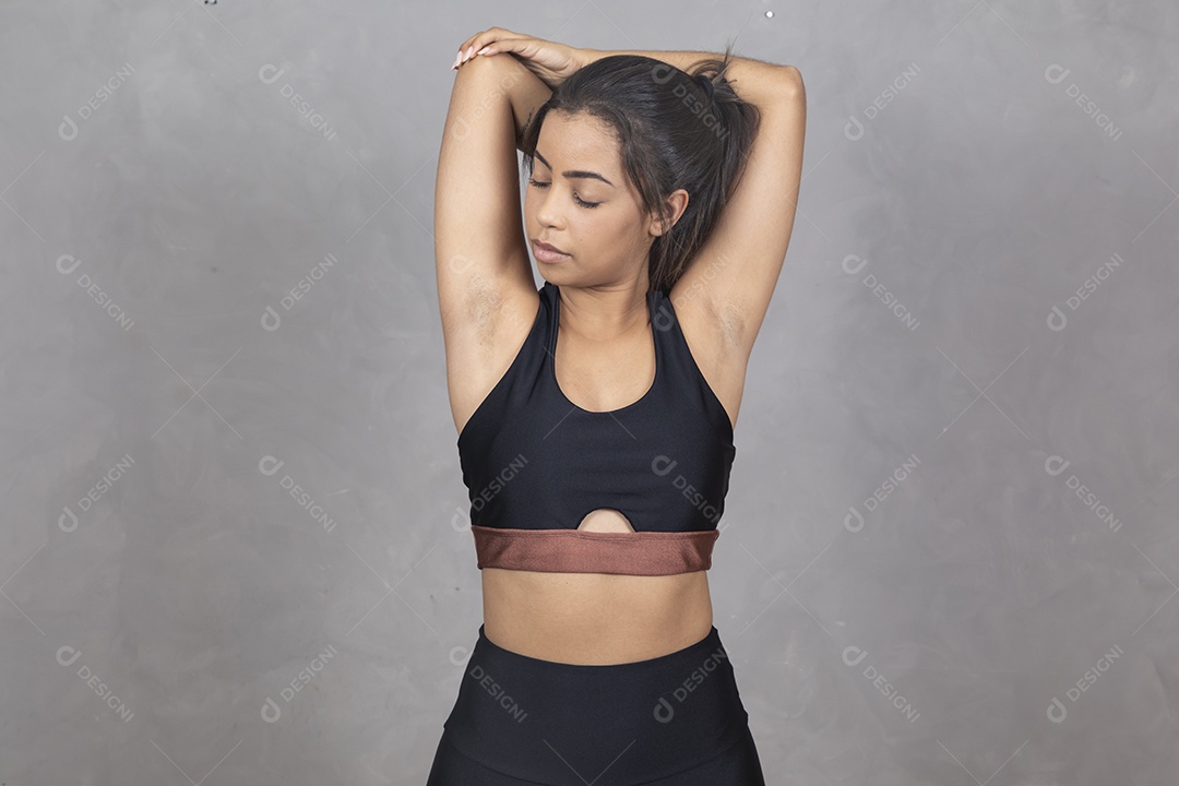 Mulher com roupas de academia se alongando