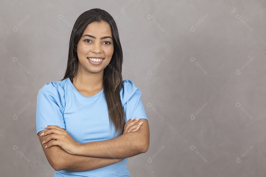 Mulher jovem sorridente fazendo gestos