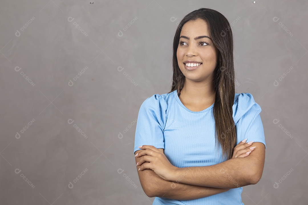 Mulher jovem sorridente fazendo gestos