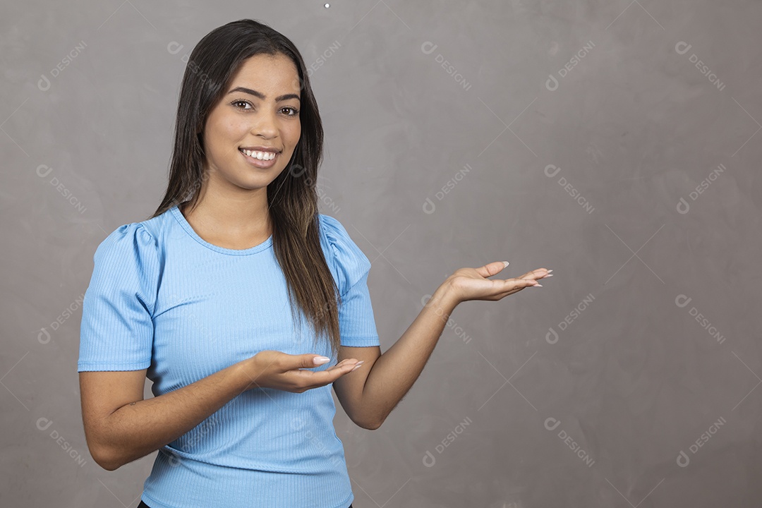 Mulher jovem sorridente fazendo gestos