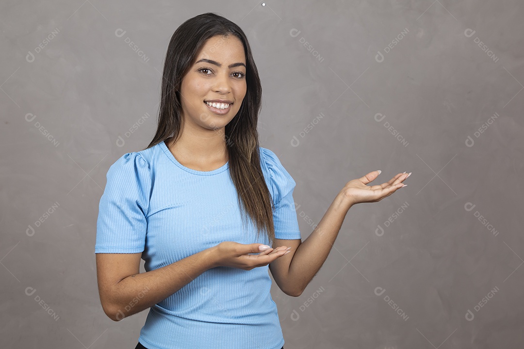 Mulher jovem sorridente fazendo gestos