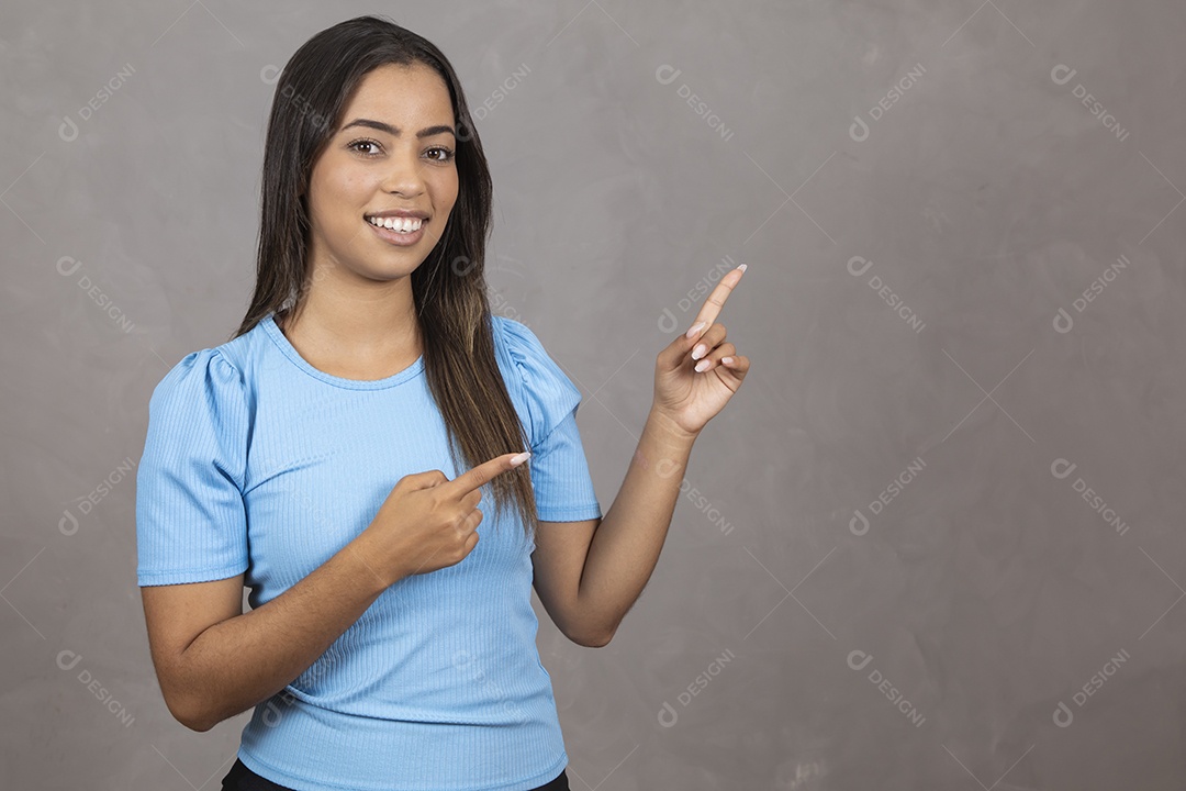 Mulher jovem sorridente fazendo gestos