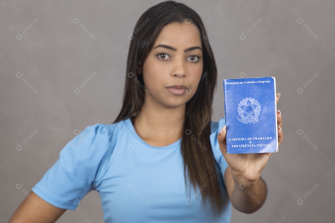 Mulher jovem sorridente segurando uma carteira de trabalho