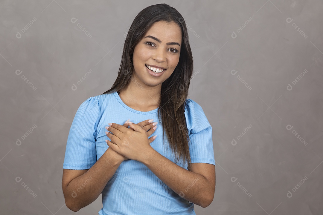 Mulher jovem sorridente fazendo gestos