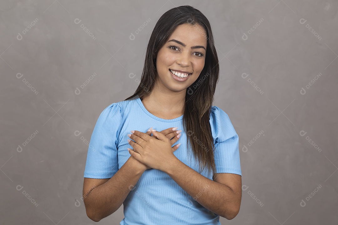 Mulher jovem sorridente fazendo gestos