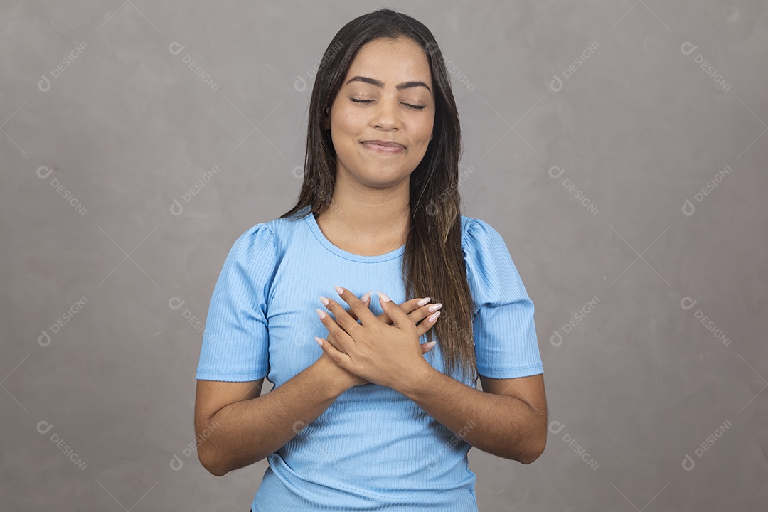 Mulher jovem sorridente fazendo gestos