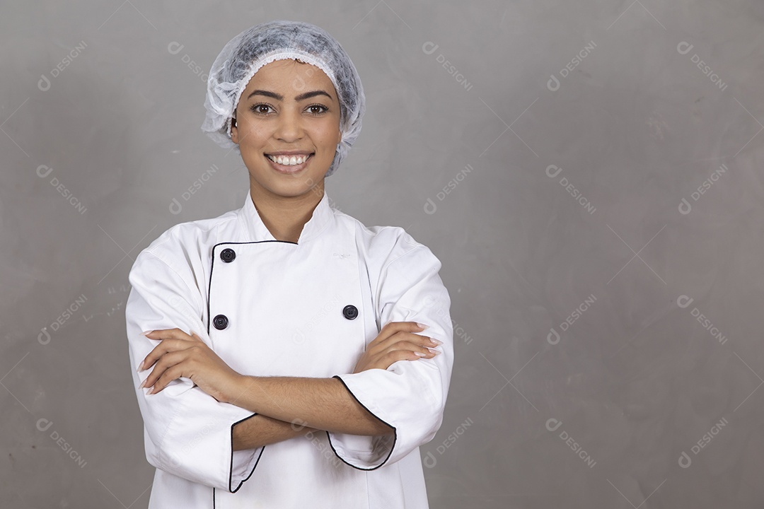 Mulher vestida como chefe de cozinha usando touca