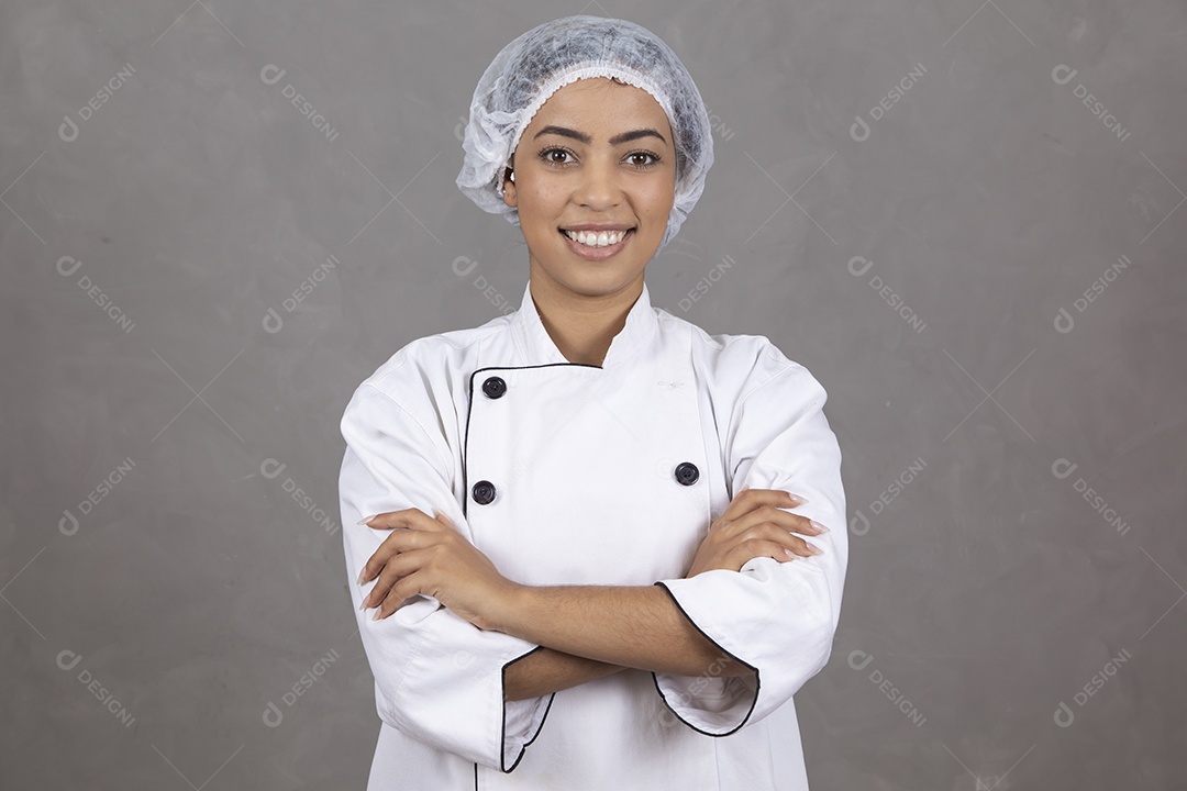 Mulher vestida como chefe de cozinha usando touca