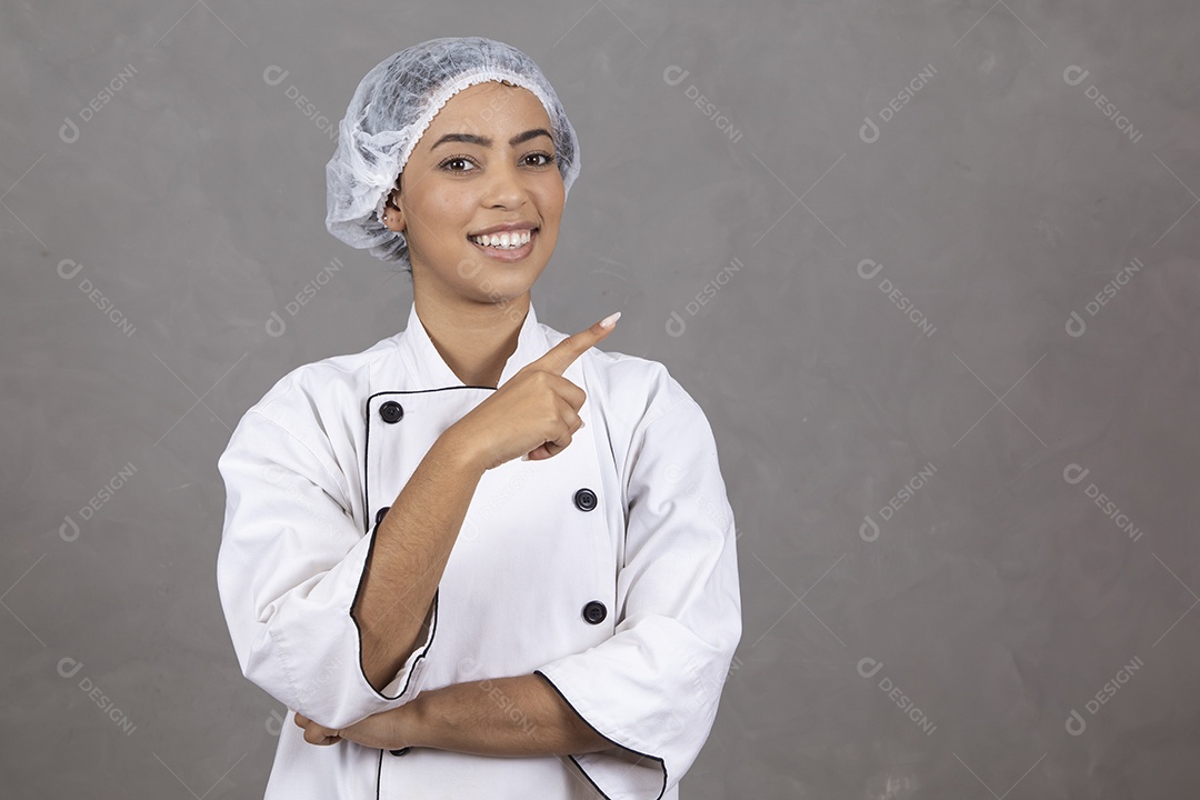 Mulher vestida como chefe de cozinha usando touca