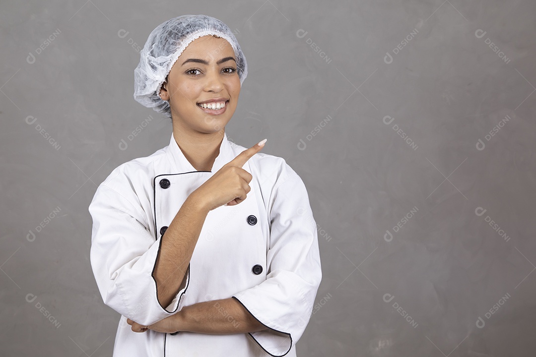 Mulher vestida como chefe de cozinha usando touca