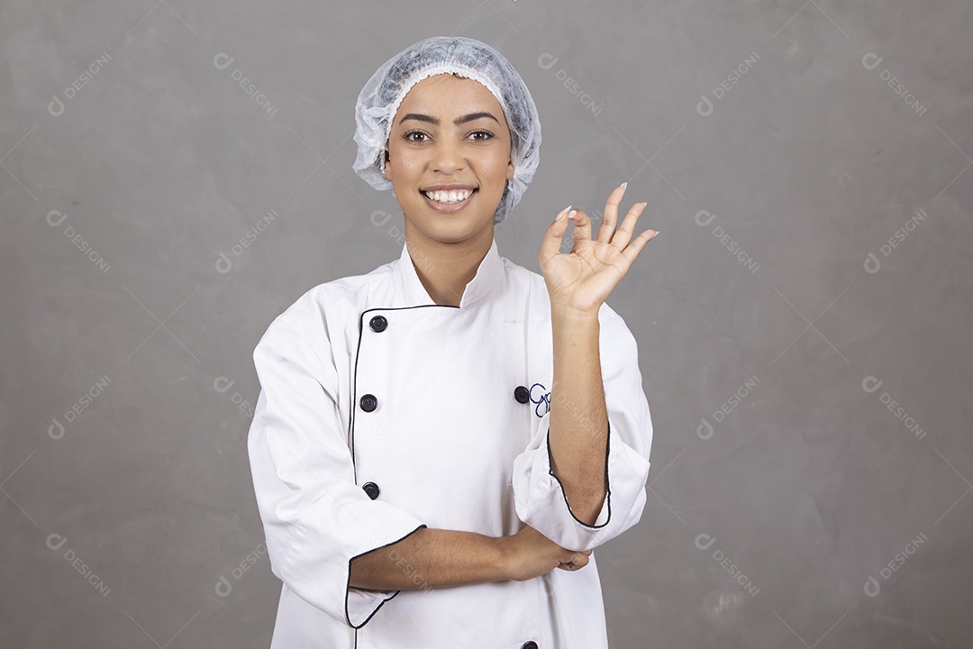 Mulher vestida como chefe de cozinha usando touca