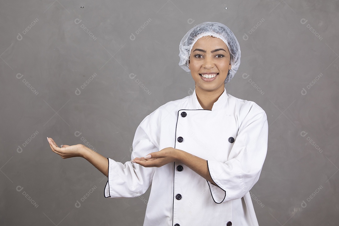 Mulher vestida como chefe de cozinha usando touca