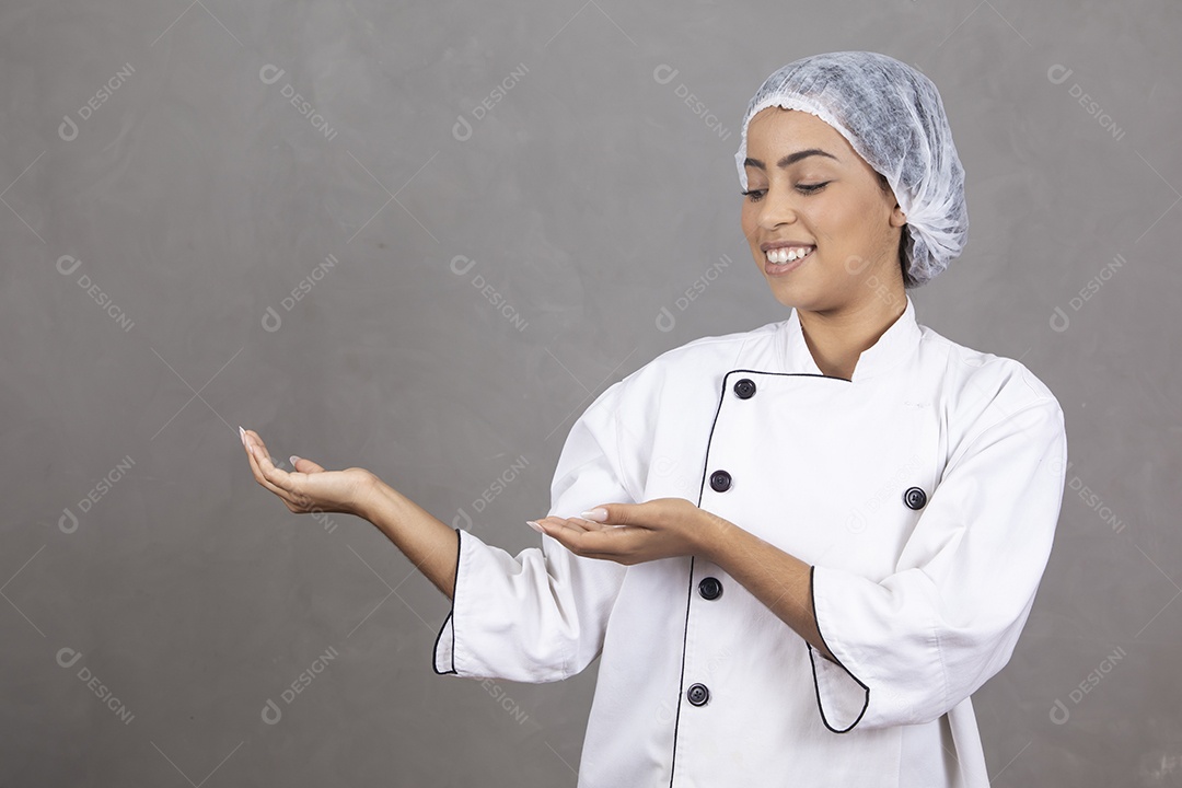 Mulher vestida como chefe de cozinha usando touca