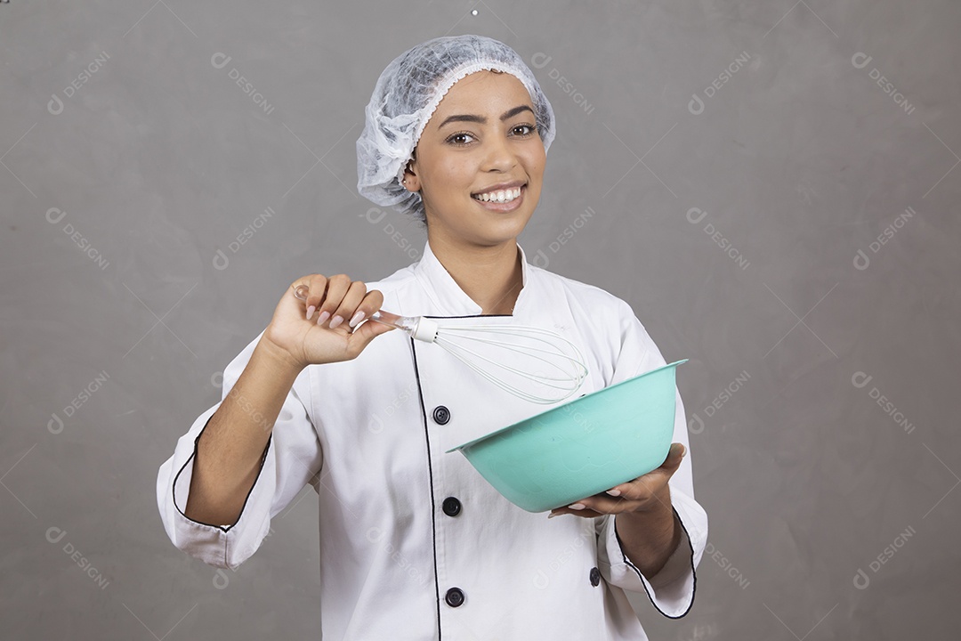Mulher vestida como chefe de cozinha usando touca