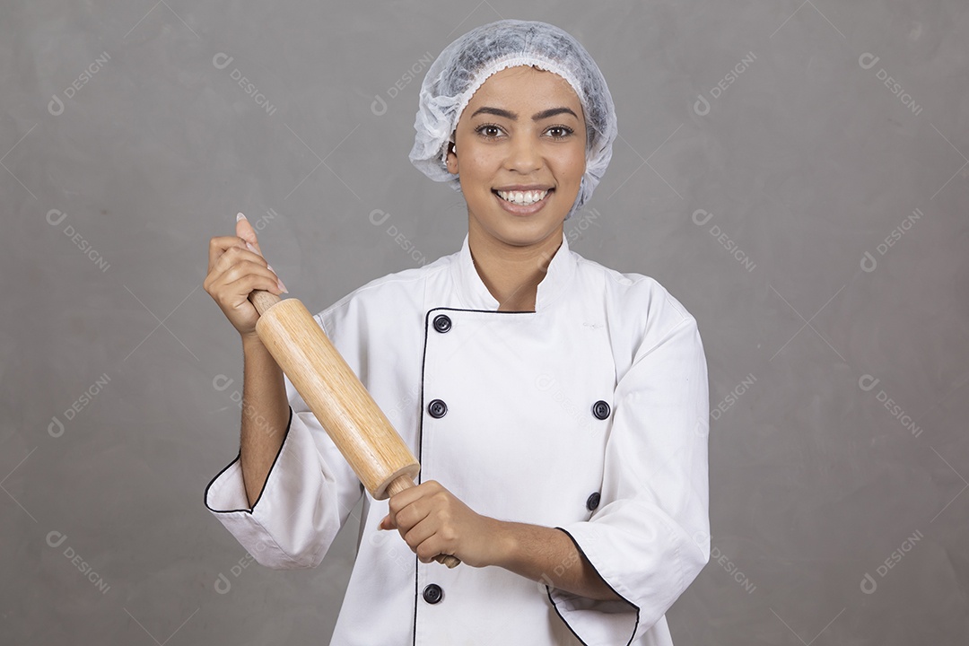 Mulher vestida como chefe de cozinha usando touca