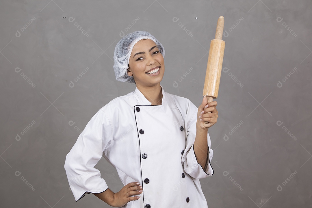 Mulher vestida como chefe de cozinha usando touca