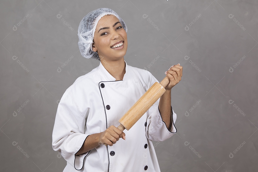 Mulher vestida como chefe de cozinha usando touca