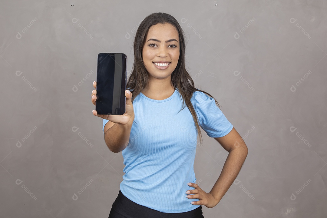 Mulher jovem segurando um celular