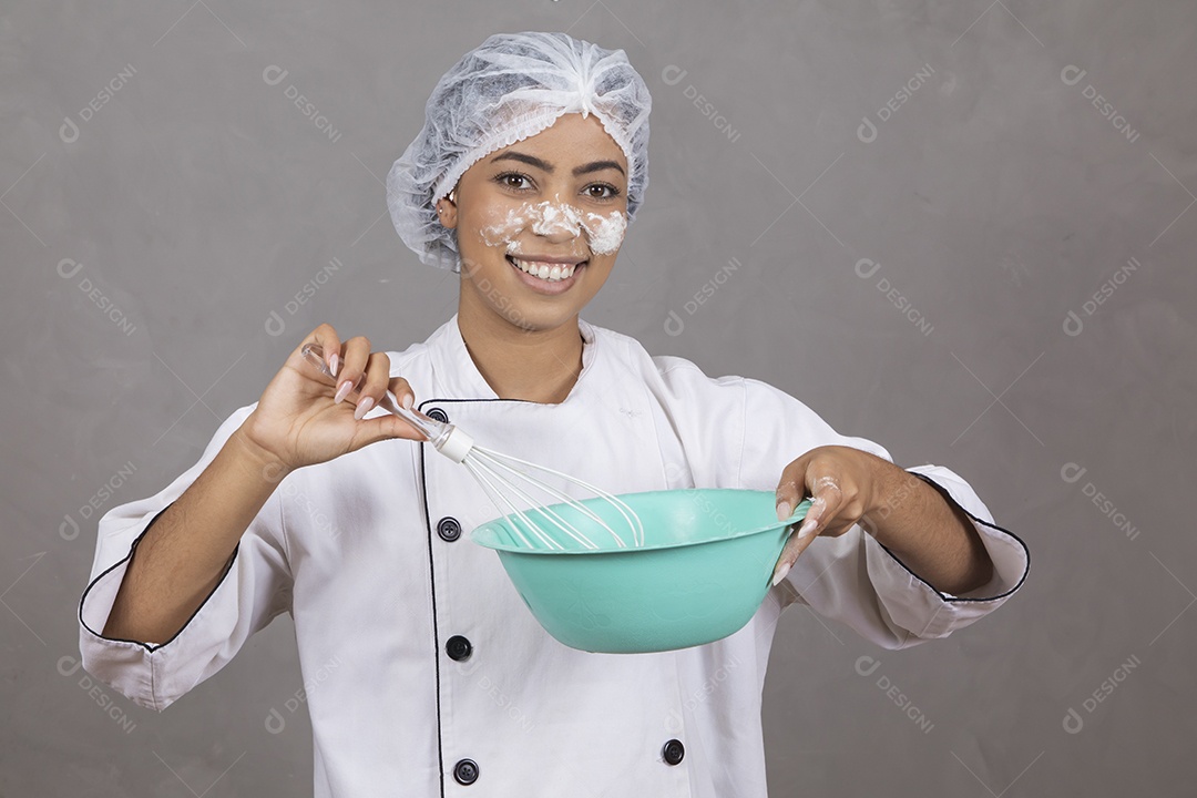 Mulher vestida como chefe de cozinha usando touca