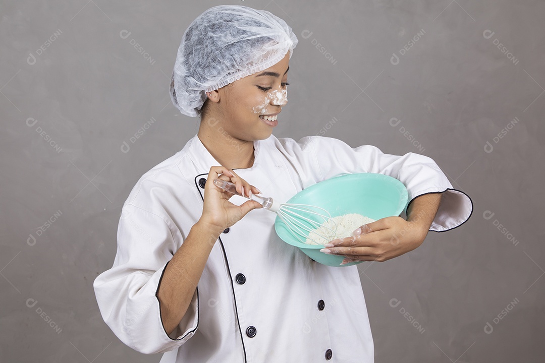 Mulher vestida como chefe de cozinha usando touca