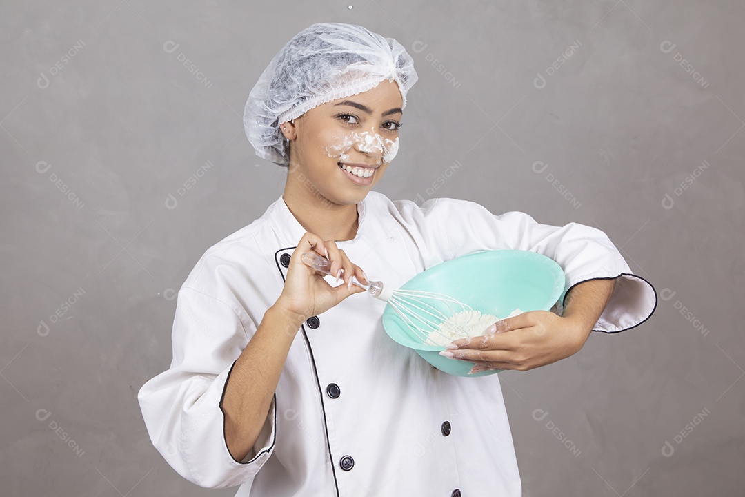 Mulher vestida como chefe de cozinha usando touca