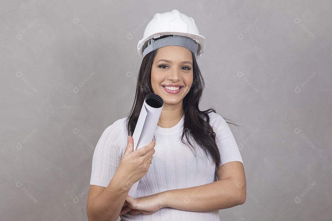 Mulher jovem com capacete de segurança e projeto, conceito de arquitetura e engenharia